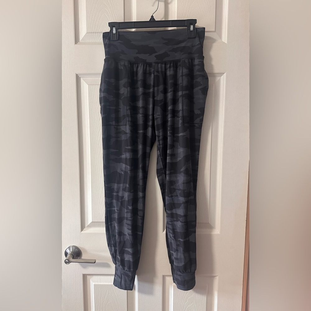 Athleta Salutation Joggers Black Camo Size medium‎
